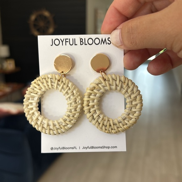 🎈4 LISTINGS FOR $20!! Woven Circle Natural Rattan Earrings off white and gold - Picture 4 of 4